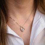 Сребърно колие с форма на сърце S925, красиво представено на женска шия, символизиращо любов.