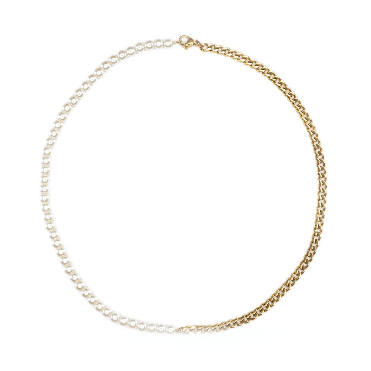 Колие с перли и златен синджир, хипоалергенен и водоустойчив материал, дължина 41 см.