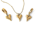 Комплект колие и обеци от медицинска стомана с висулки сърца, идеални за романтичен стил.