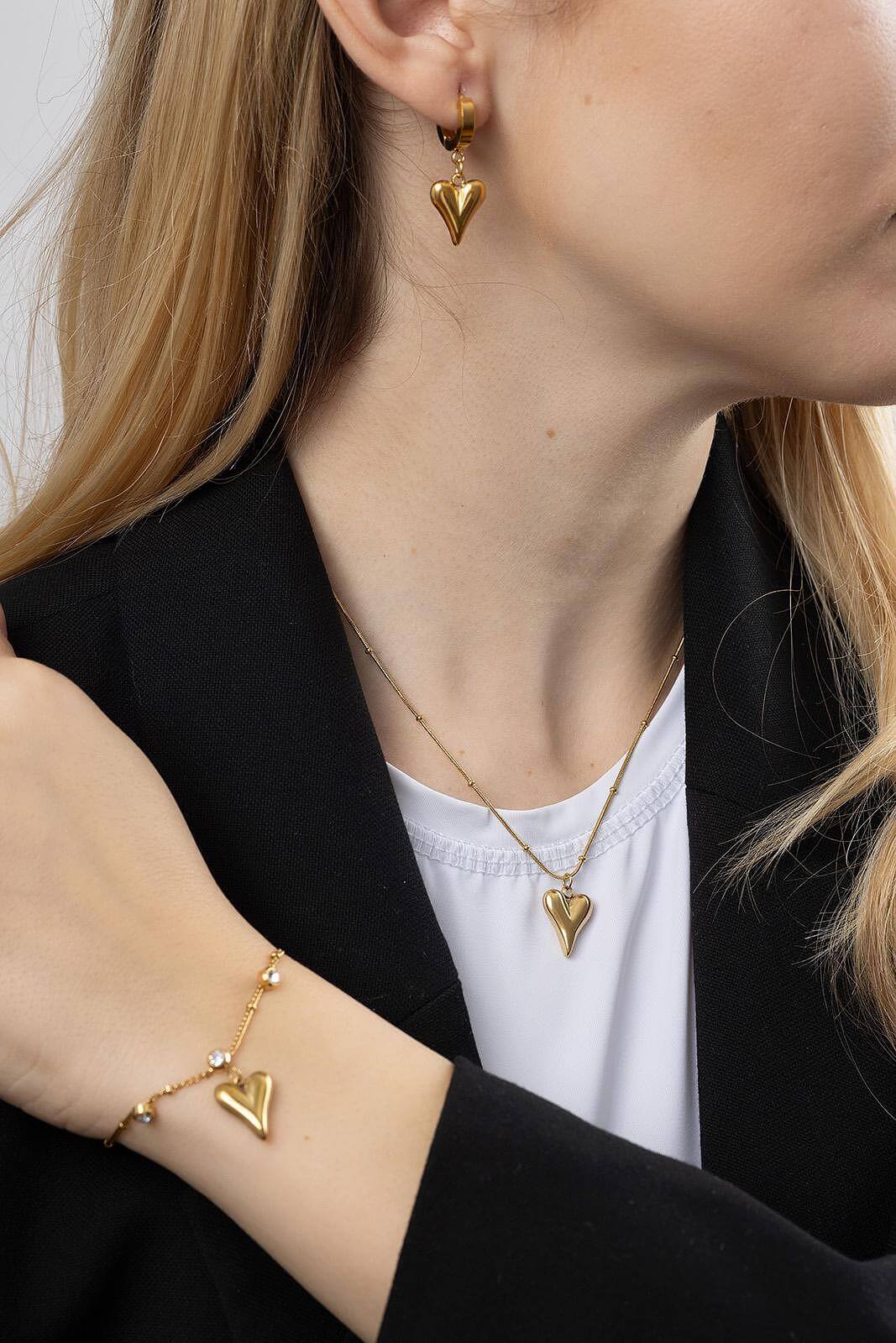 Колиe и обеци във форма на сърце от медицинска стомана, с елегантен дизайн и романтичен стил.