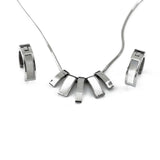 Комплект обеци и колие от сребриста медицинска стомана с изтънчени детайли.