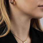 Комплект сребристи обеци и колие от медицинска стомана и седеф, подходящи за всекидневни и специални поводи.