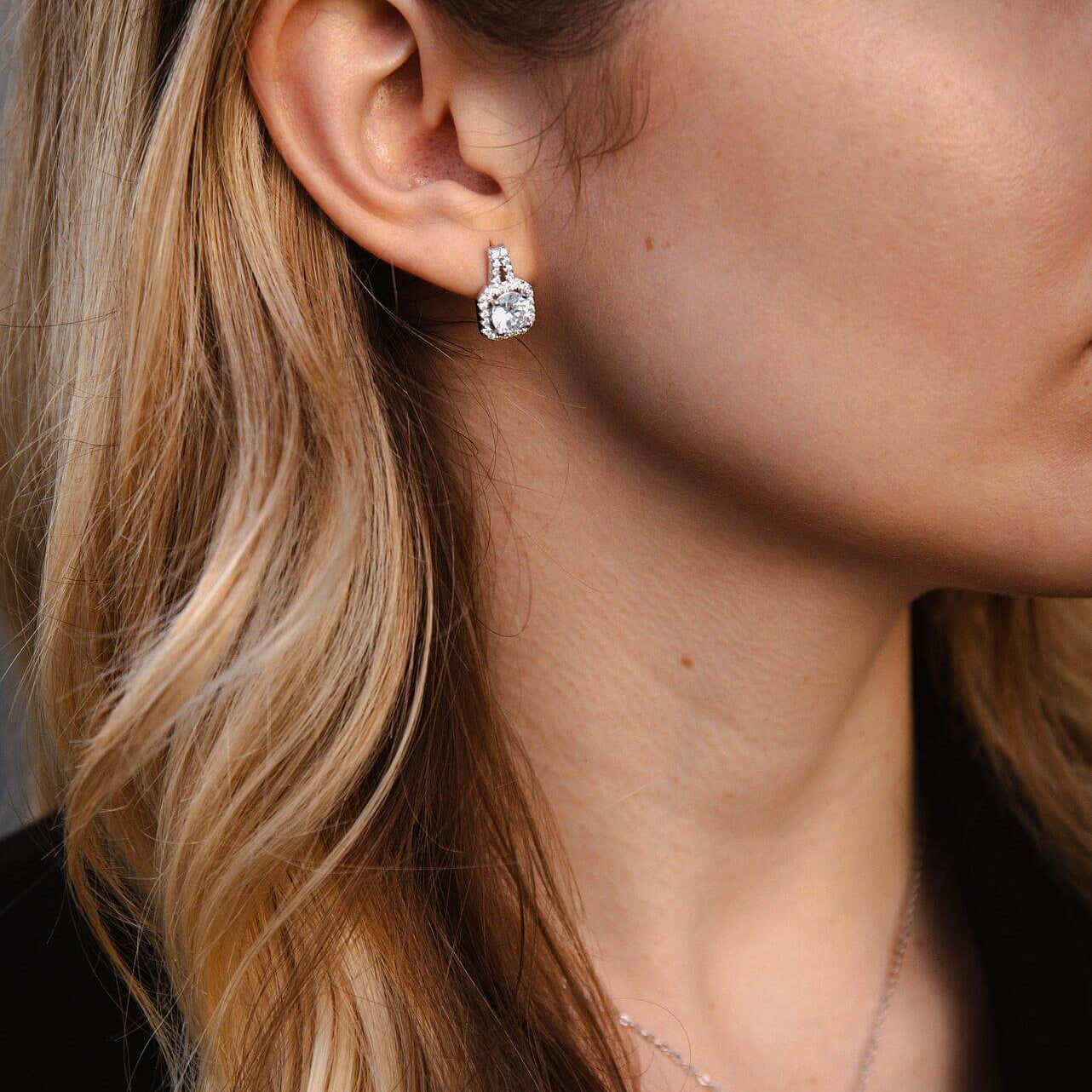 Комплект обеци и колие от сребро S925, изискан и минималистичен дизайн, носител на елегантност.