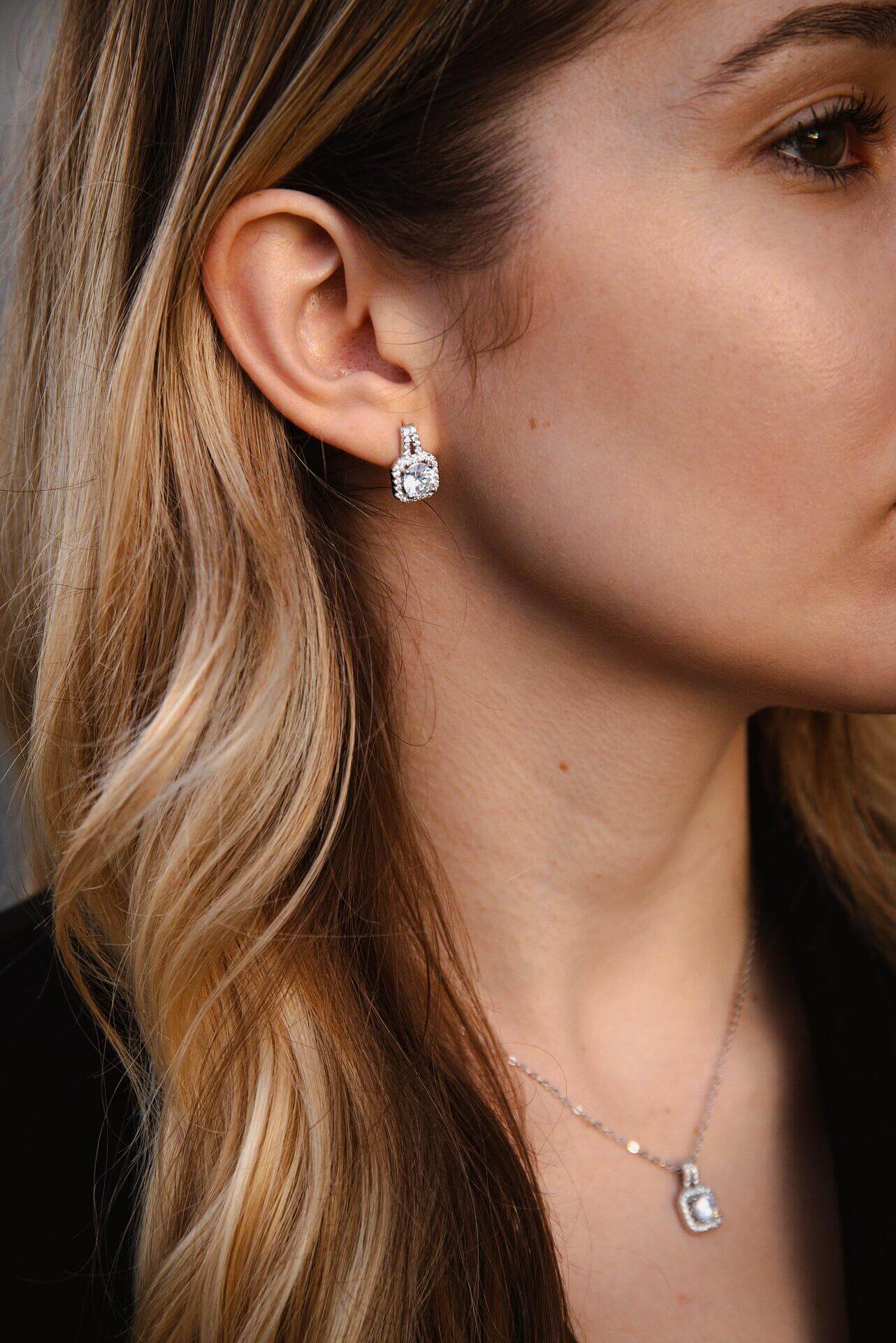 Комплект обеци и колие от сребро S925, изискан и минималистичен дизайн, носител на елегантност.