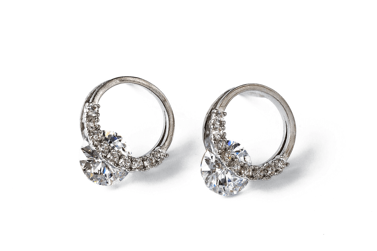 Кръгли обеци с блестящ камък в златист цвят, изработени от медицинска стомана.