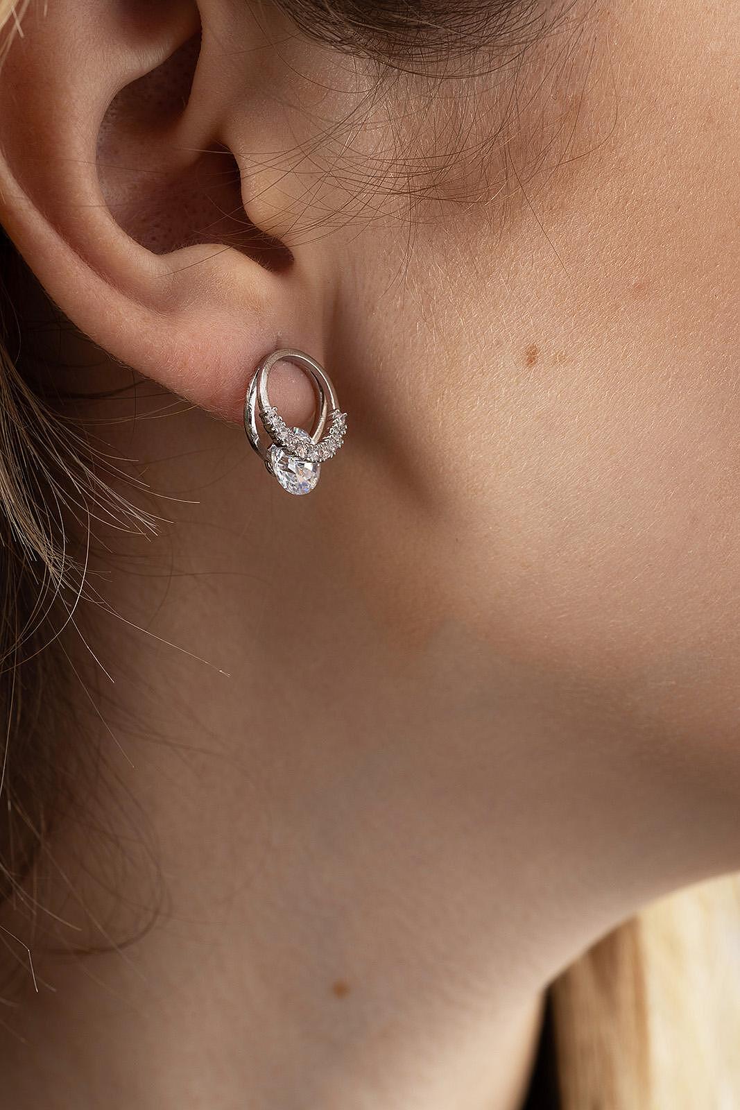 Общ поглед на блестящи обеци с камъче, изработени от висококачествена медицинска стомана.