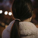 Ластик за коса в елегантен стил, задната част на косата с уникален кроасан и уютно облекло.