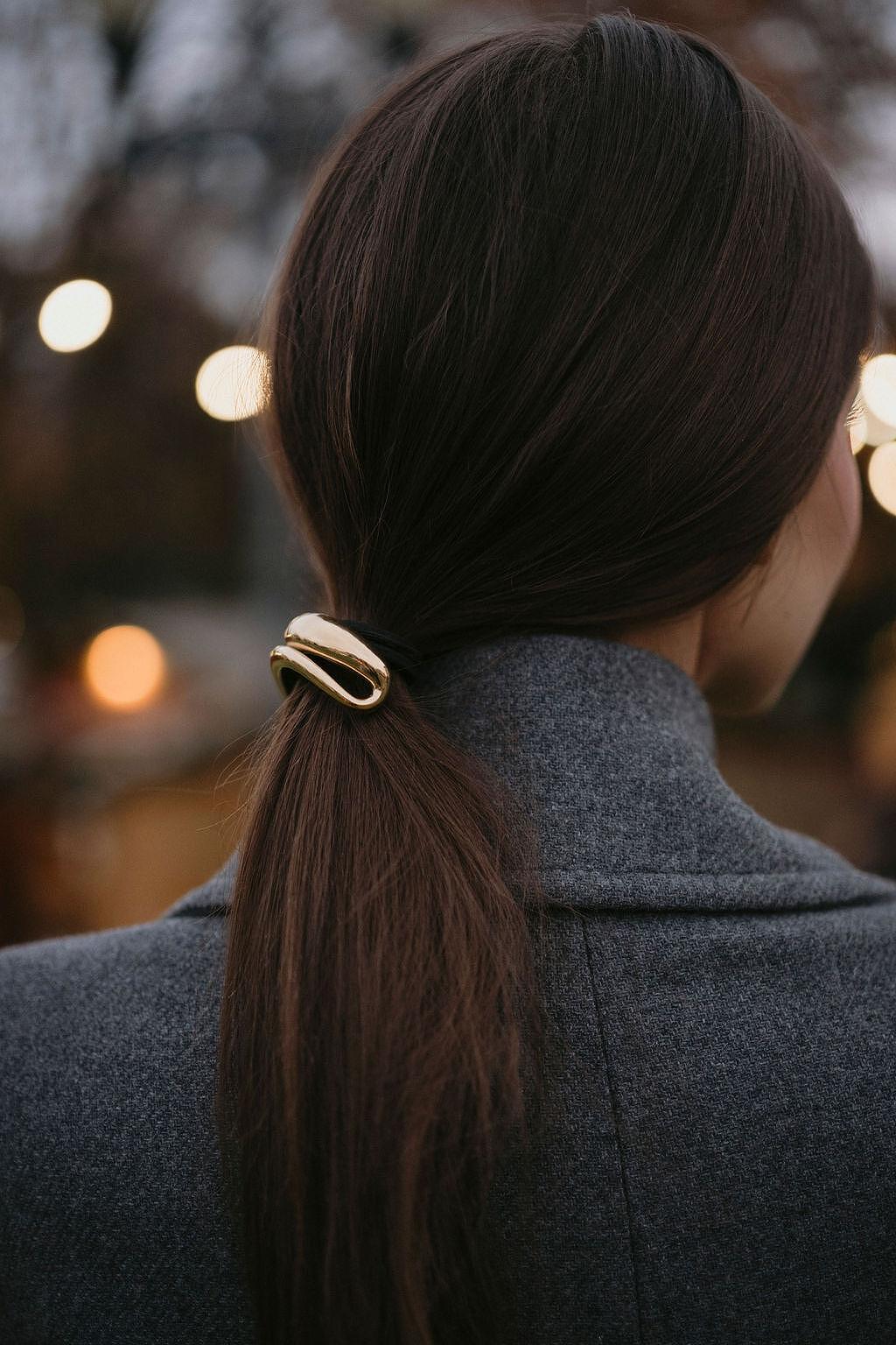 Ластик за коса Рома в изискан стил, здраво държи дълги коси, идеален аксесоар за елегантни прически.