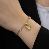 Мека зластиста гривна със сърце и кристали, идеален аксесоар за елегантна визия.