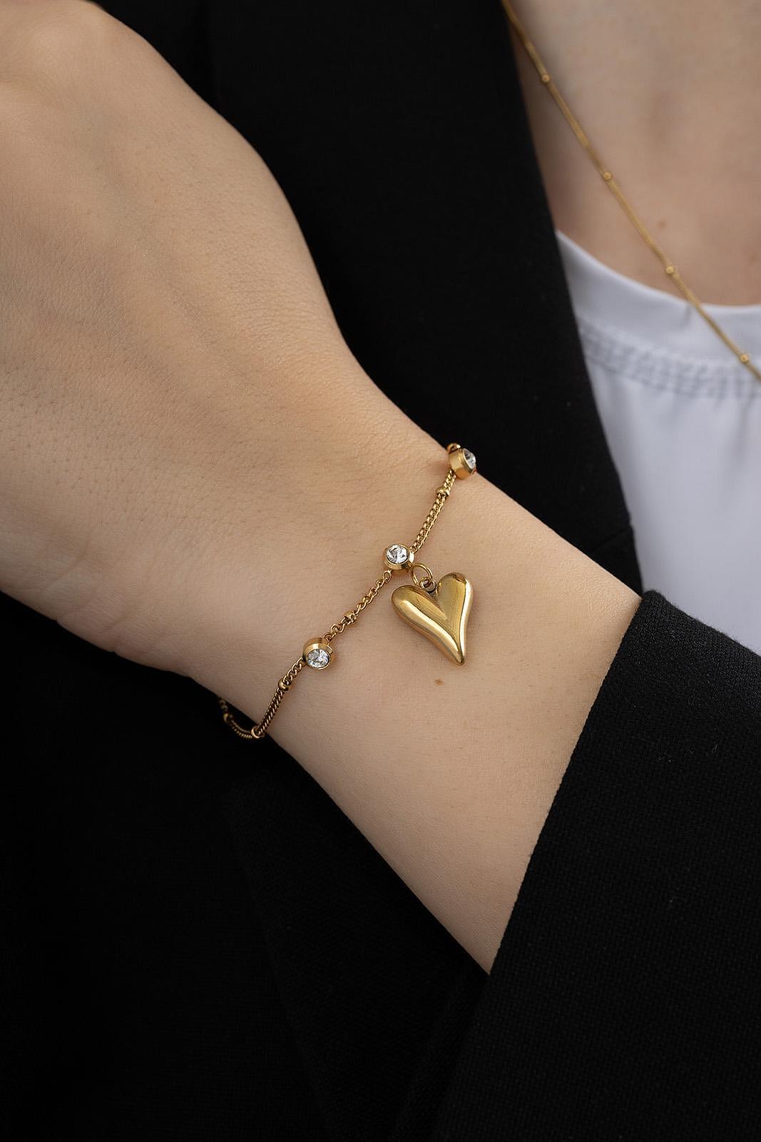 Мека зластиста гривна със сърце и кристали, идеален аксесоар за елегантна визия.