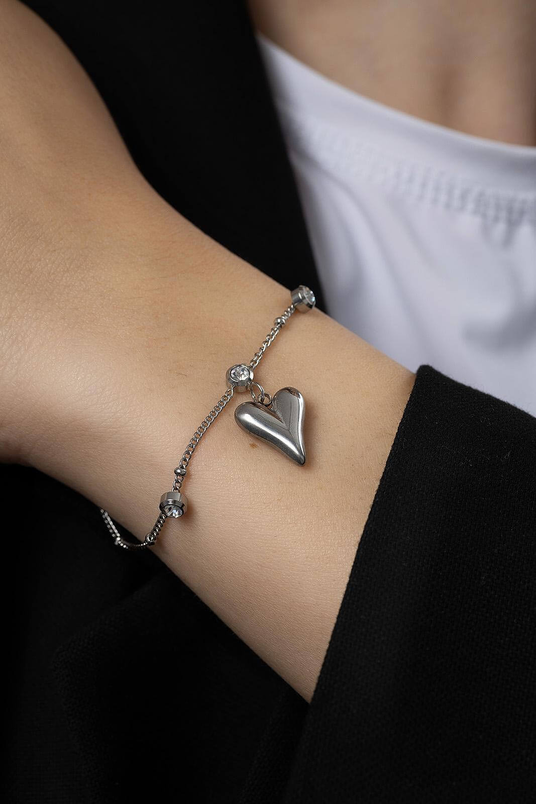 Мека зластиста гривна с висулка сърце от медицинска стомана, идеален аксесоар за романтичен вид.