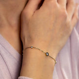 Мека златиста гривна с блестящ камък