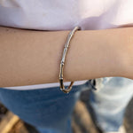 Elency стилна гривна с 18к златно покритие, носена на китката, изработена от медицинска стомана.