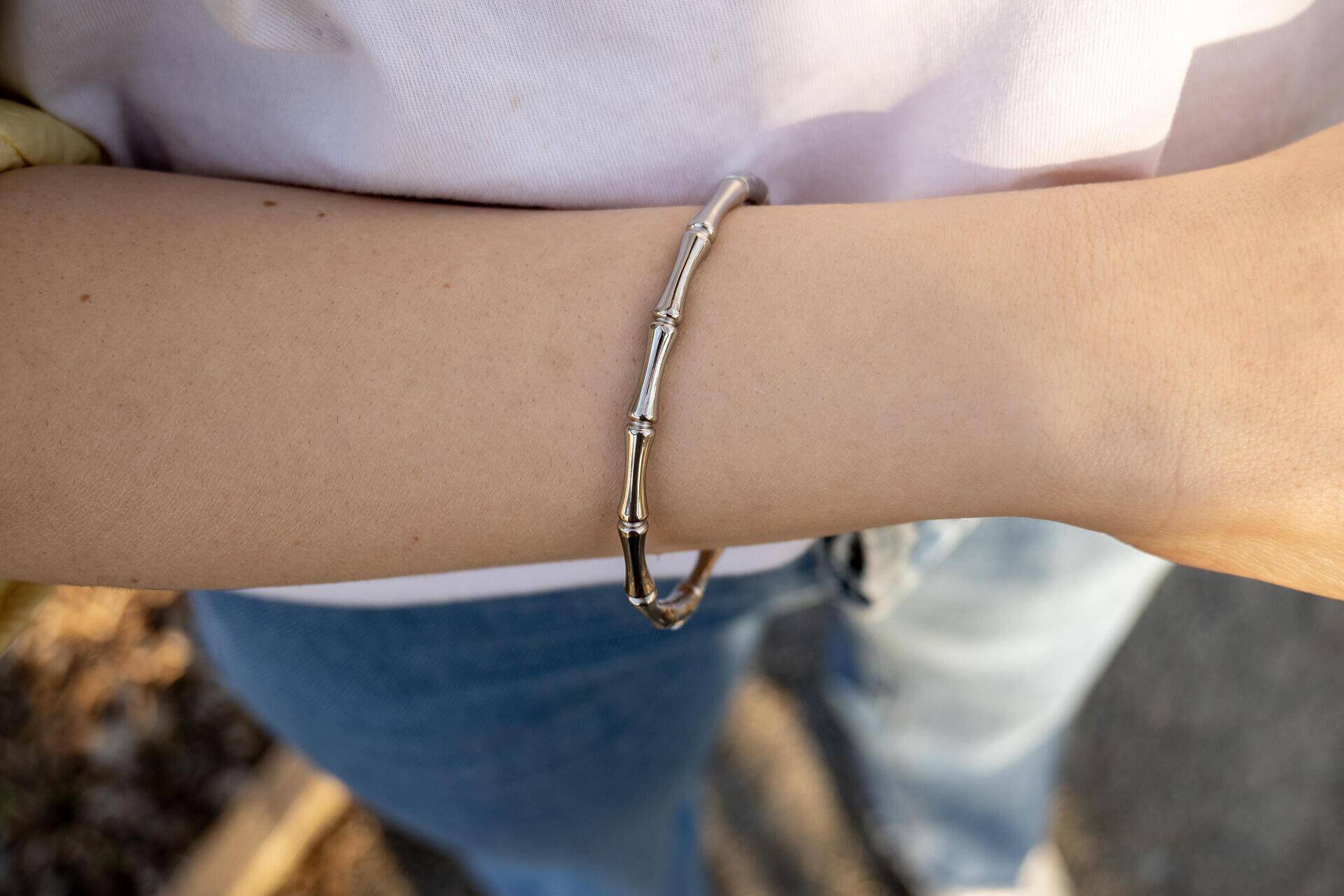 Elency стилна гривна с 18к златно покритие, носена на китката, изработена от медицинска стомана.