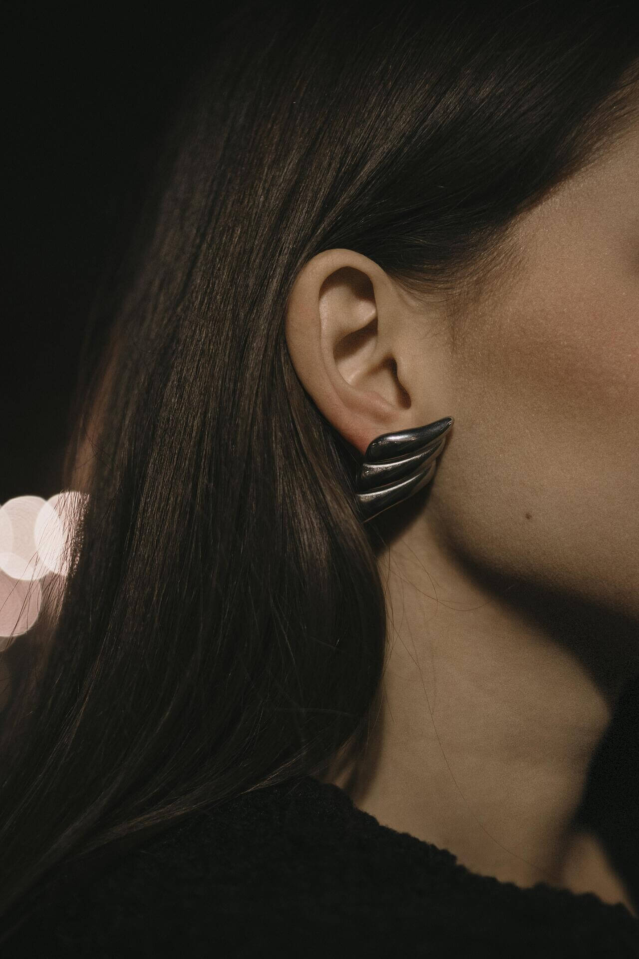 Обеци „Криле“ с елегантен дизайн, изработени от медицинска стомана с 18k златно покритие в черен нюанс.