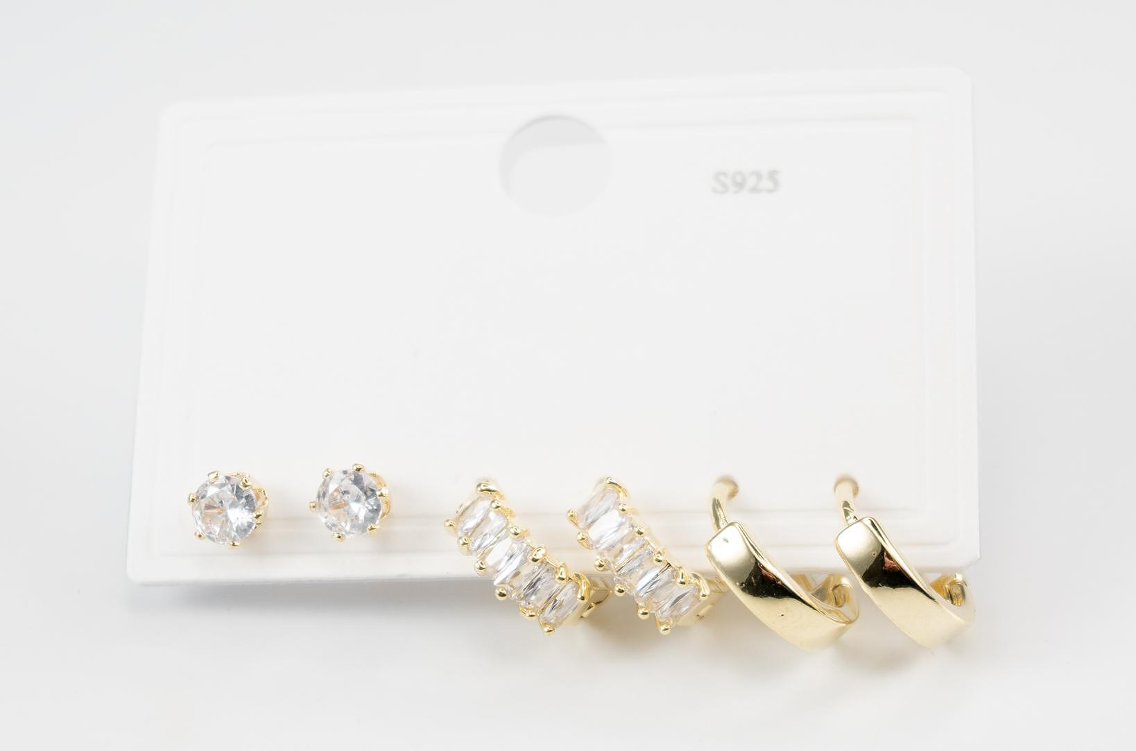 Комплект обеци с две златисти и сребристо камъни, идеални за три пиърсинг дупки, във водоустойчива медицинска стомана.