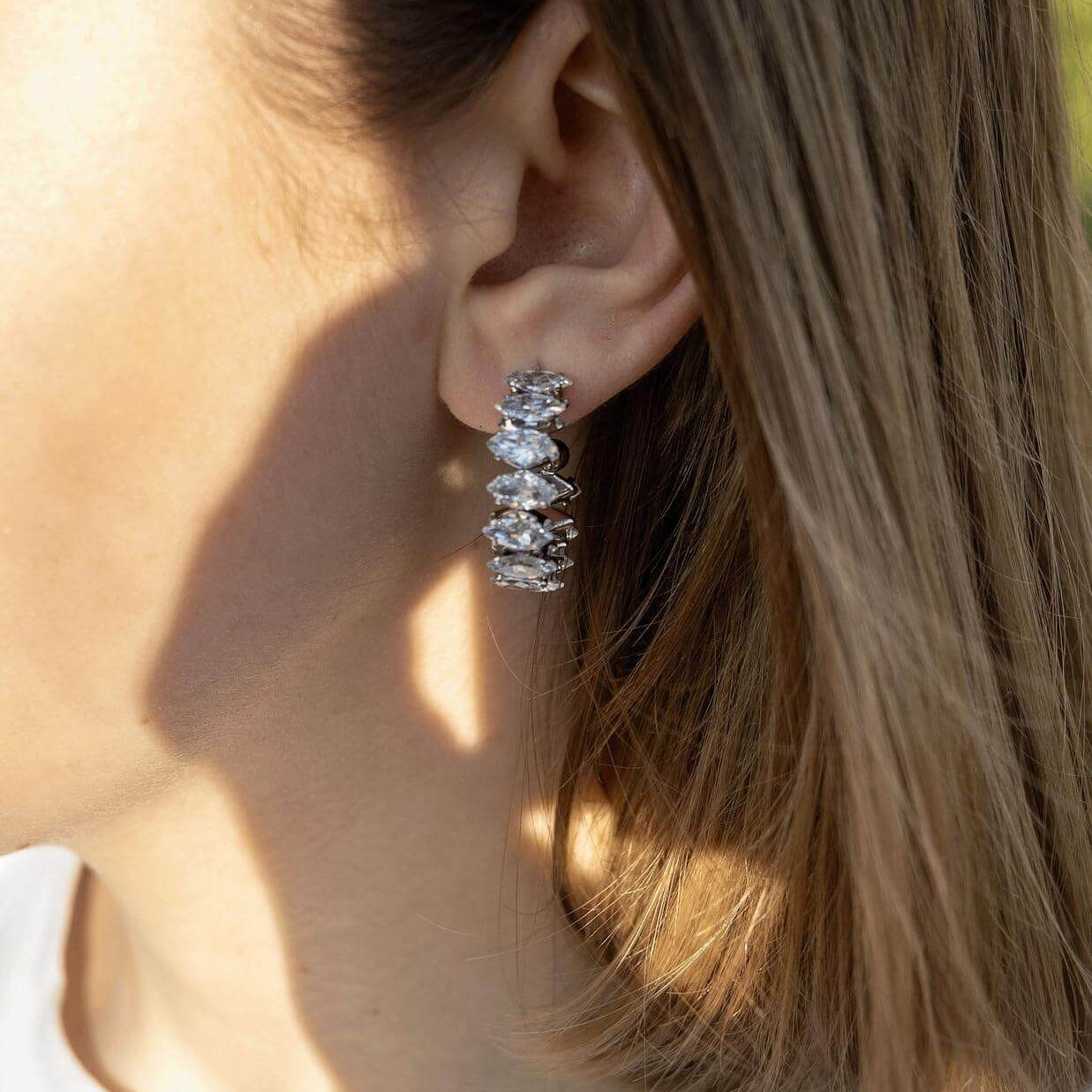 Облици Селенсе с три пиърсинг дупки, златисти и сребристи, елегантен модерен дизайн.