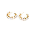 Облици Селенсе с три пиърсинг дупки, златисти и сребристи, елегантен модерен дизайн.