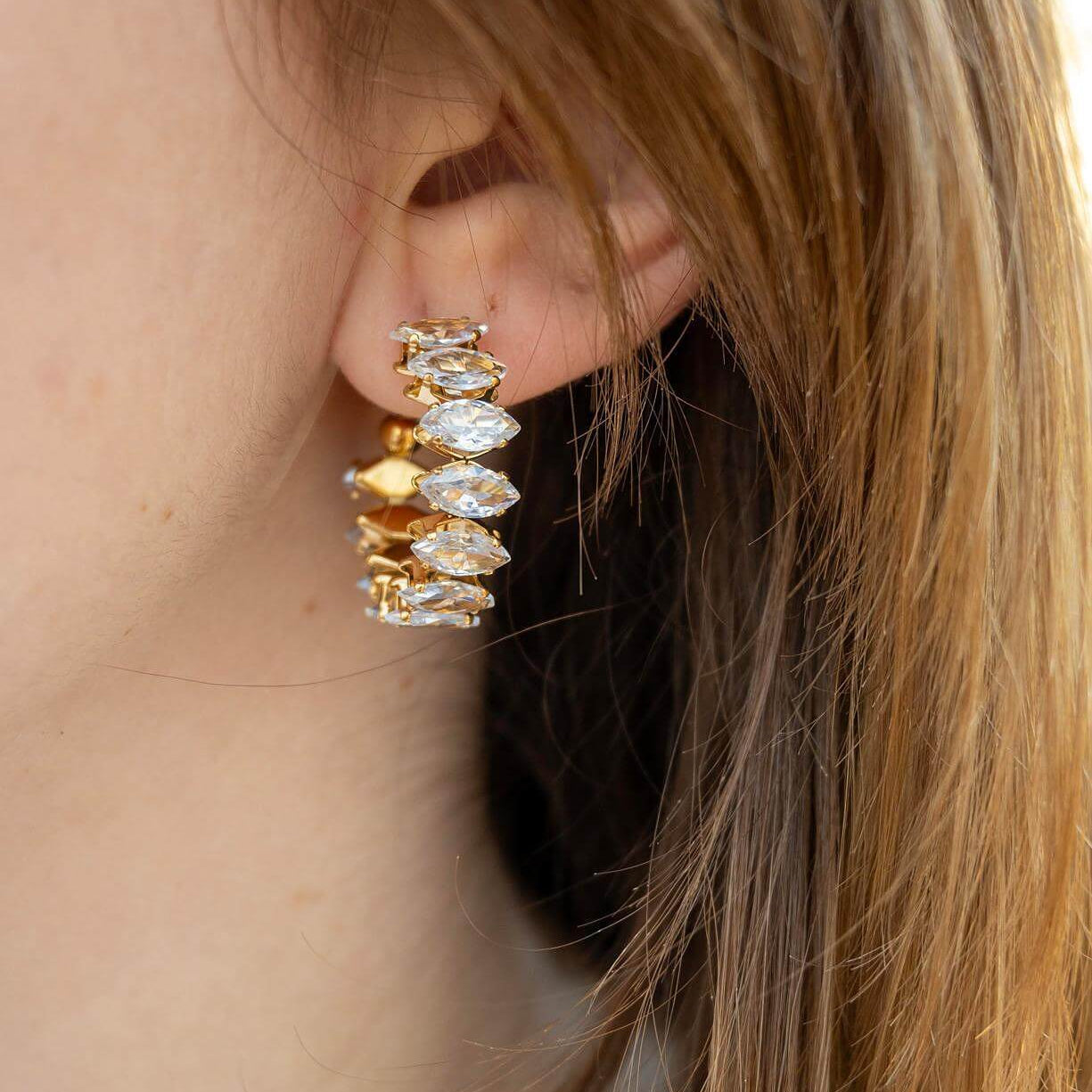 Облици Селенсе с три пиърсинг дупки, златисти и сребристи, елегантен модерен дизайн.