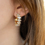 Облици Селенсе с три пиърсинг дупки, златисти и сребристи, елегантен модерен дизайн.