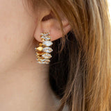 Облици Селенсе с три пиърсинг дупки, златисти и сребристи, елегантен модерен дизайн.