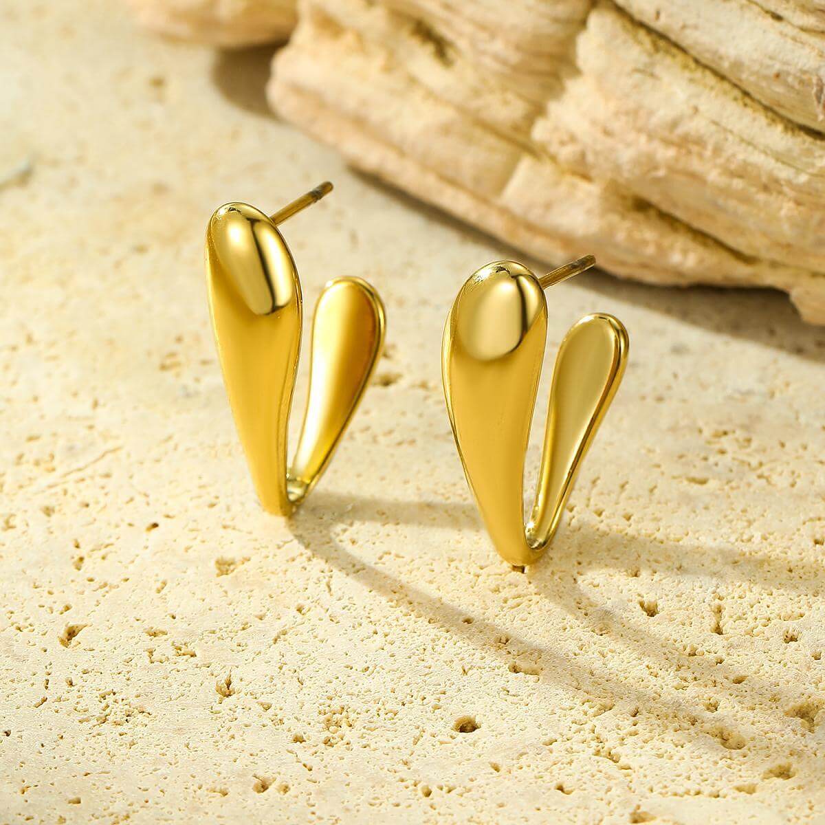 Обеците V-Shape в златист цвят, изработени от медицинска неръждаема стомана с 18k златно покритие.