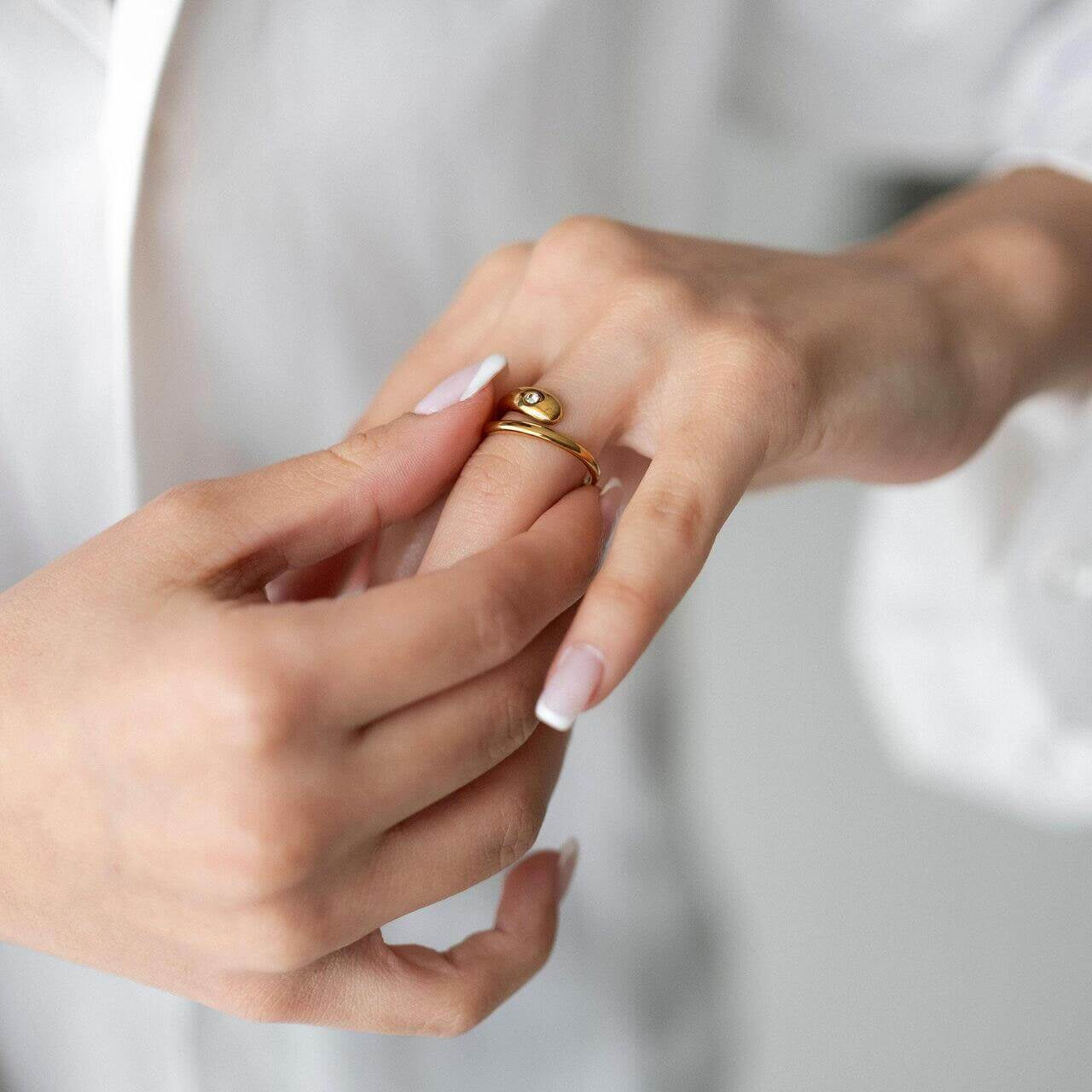 Woman wearing Lyna ring with 18K gold plating, showcasing a modern and elegant style.