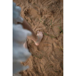 Гривна за глезен с сини мъниста, носена на пясъка, стилен бохо аксесоар, подходящ за лятото.