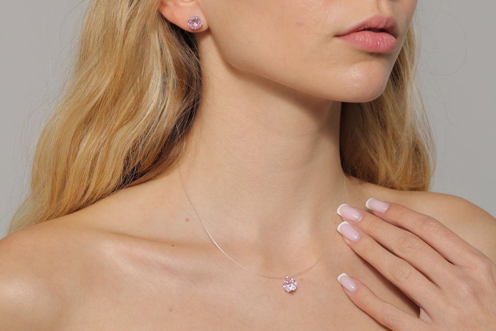 Розови обеци и колие с невидима верижка emily.bg