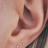 Снимка на обеци Golden Duo S925 с 18K златно покритие, носени в две пиърсинг дупки.