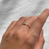 Сребърен пръстен с диаманти и цирконии, носен на ръката с естествена светлина.