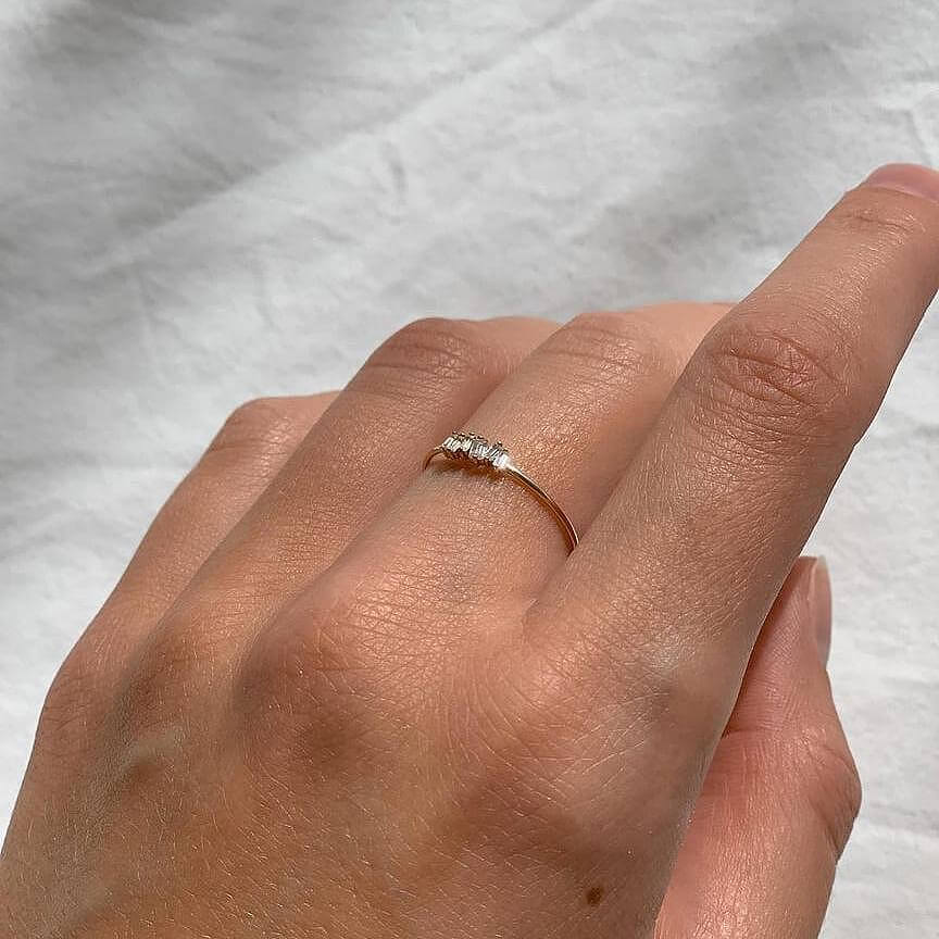 Сребърен пръстен с диаманти и цирконии, носен на ръката с естествена светлина.