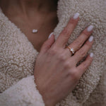 Сребърен пръстен Passion с цирконий, носен на ръка с бял маникюр и топъл плетен пуловер.