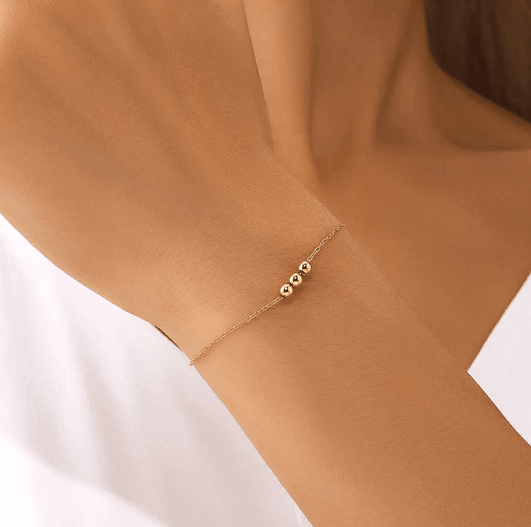 Сребърна гривна Golden Trio S925 с три златисти топчета, добавяща блясък и стил.