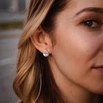 Стилни сребърни обеци с капкова форма, подчертаващи елегантността и красотата на дамската визия.
