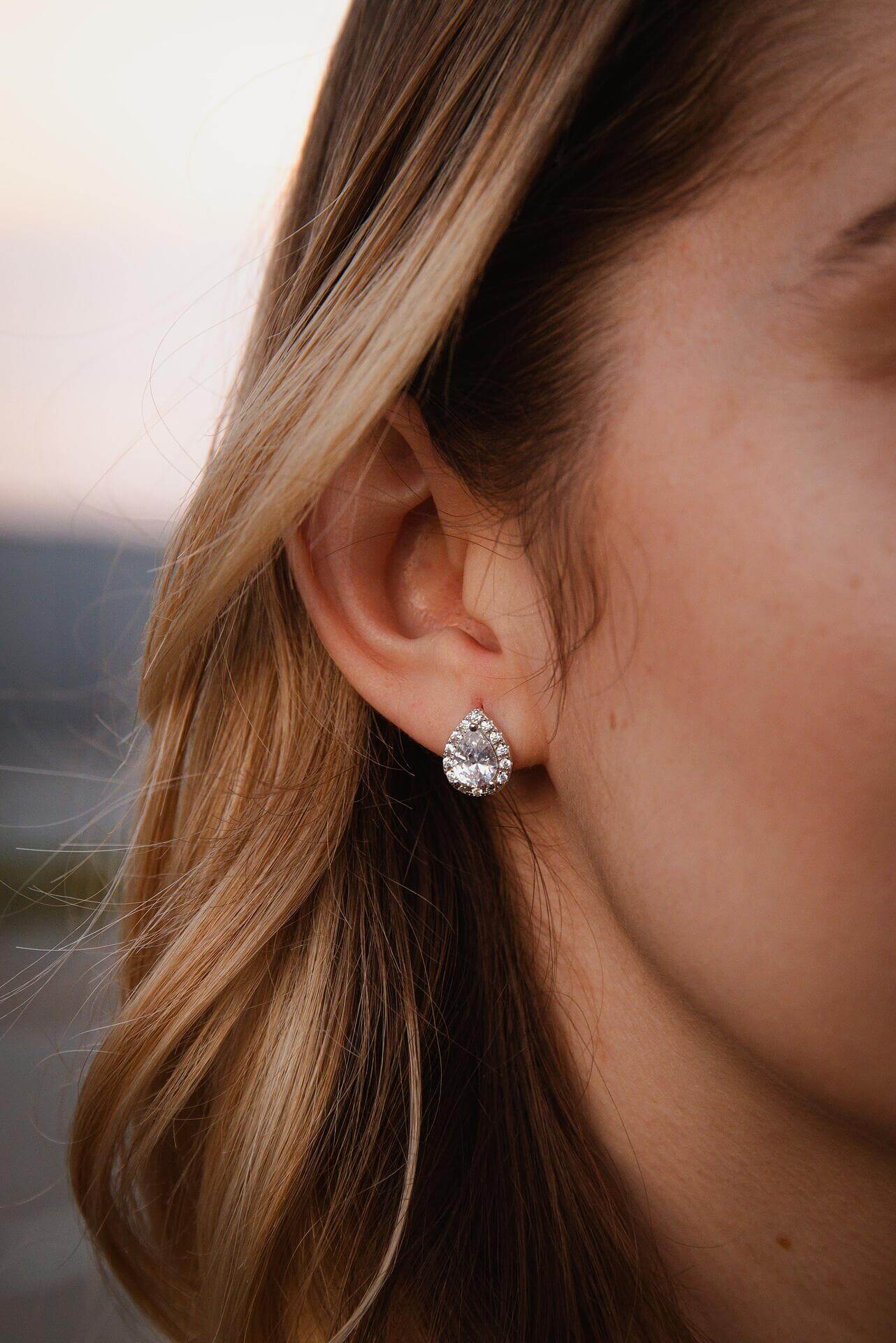 Сребърни обеци капка S925, елегантни и стилни, акцент на естествена красота и изтънченост.