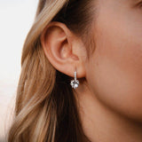 Сребърни обеци сърце S925, изработени от висококачествени материали, идеални за романтични поводи.