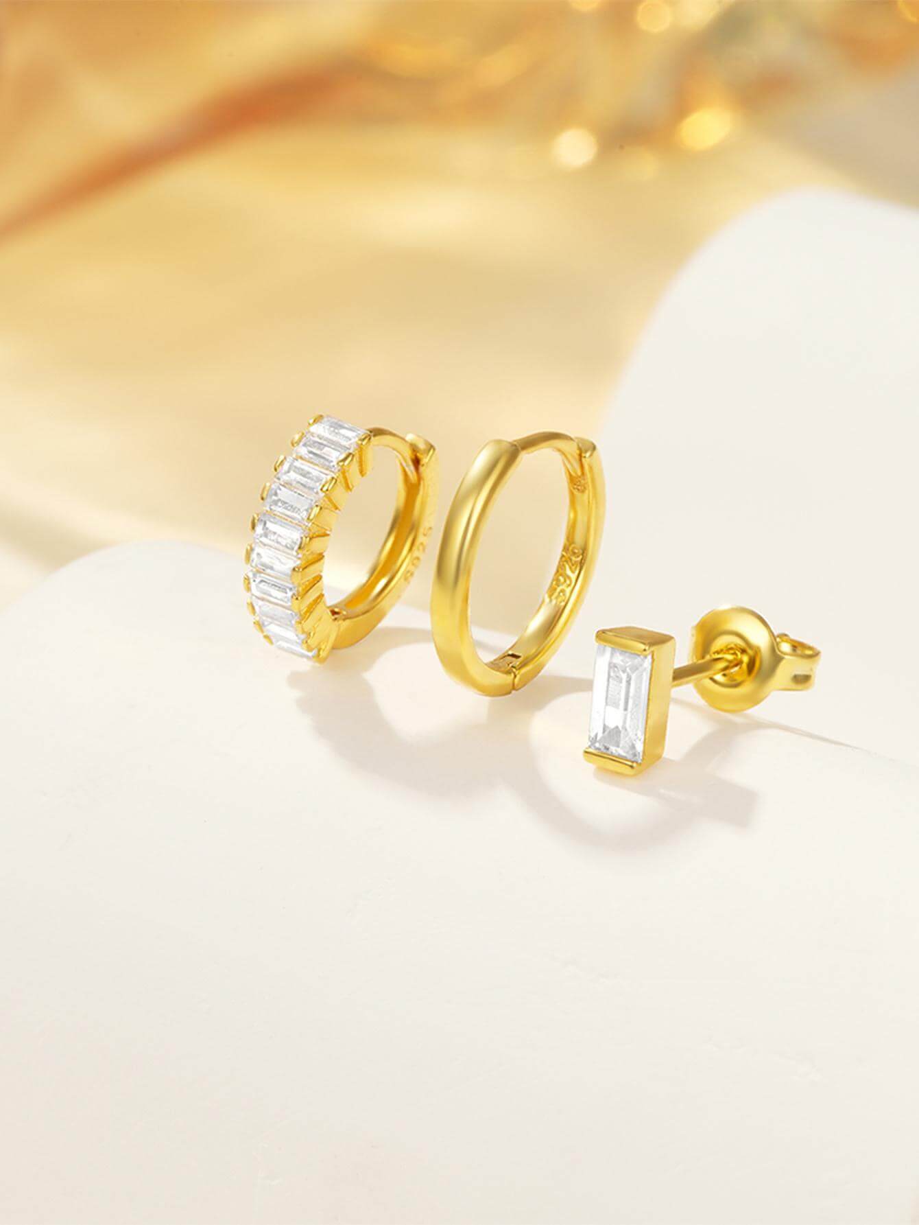 Сребърни обеци с 18К златно покритие и кристали, изящно бижу за всяка визия.