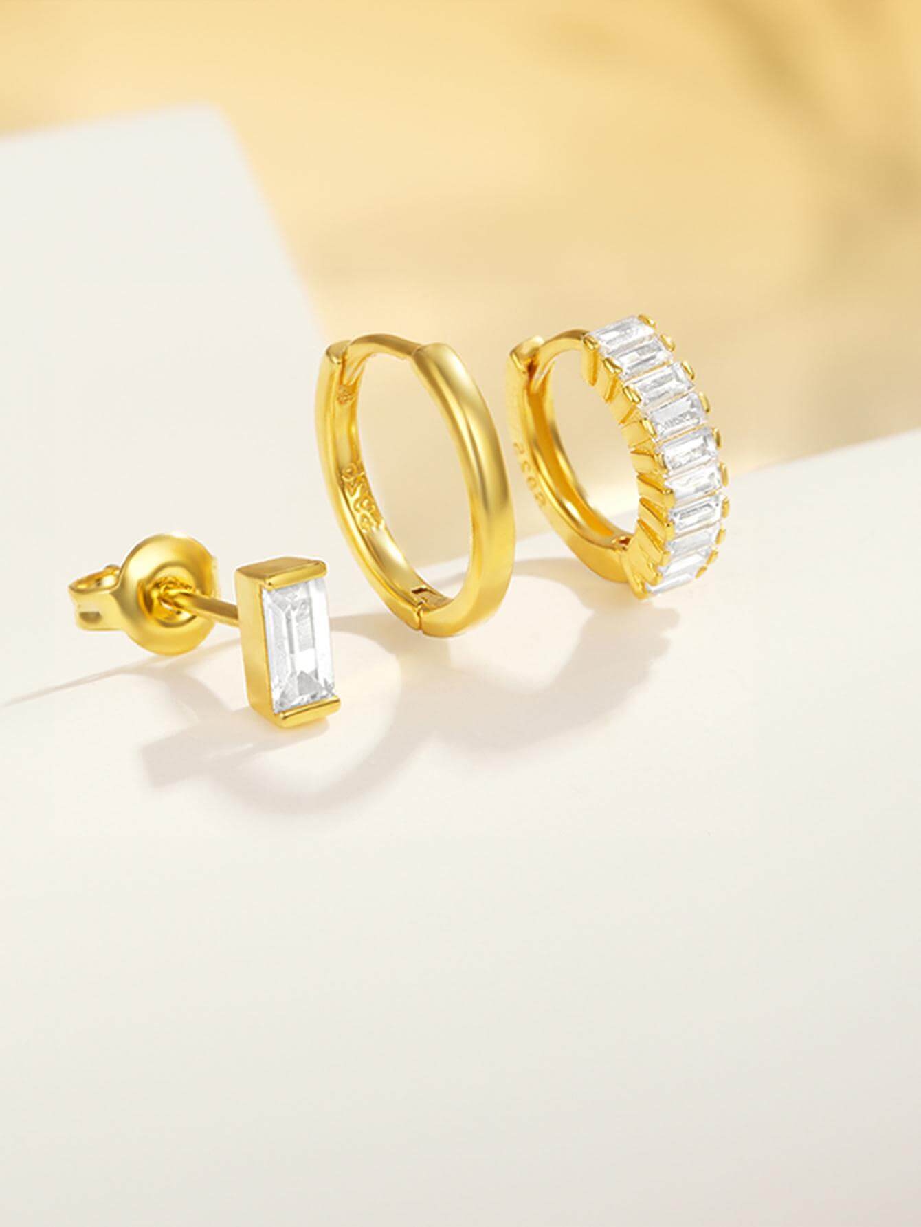 Сребърни обеци Tennis в златно с кристали, изящен стил и модерен дизайн, идеални за елегантно допълнение.