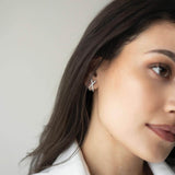 Сребърни обеци с 18K златно покритие S925, носени от жена, виждащи се на ухото.