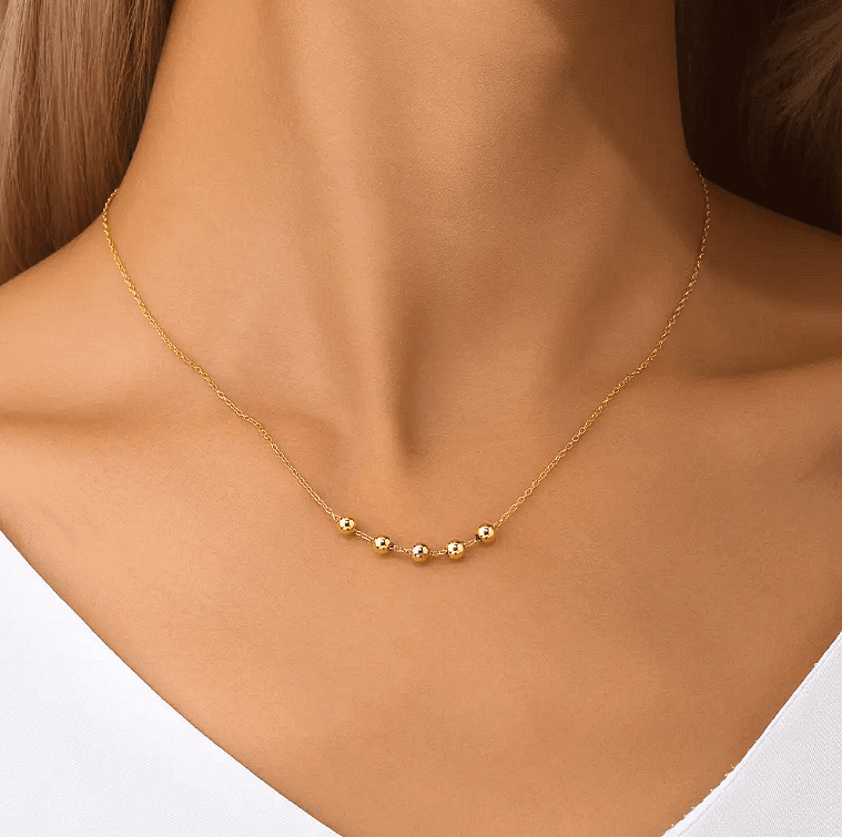 Сребърно колие "Golden Sphere" с 5 златни топчета, елегантен аксесоар за всеки ден.