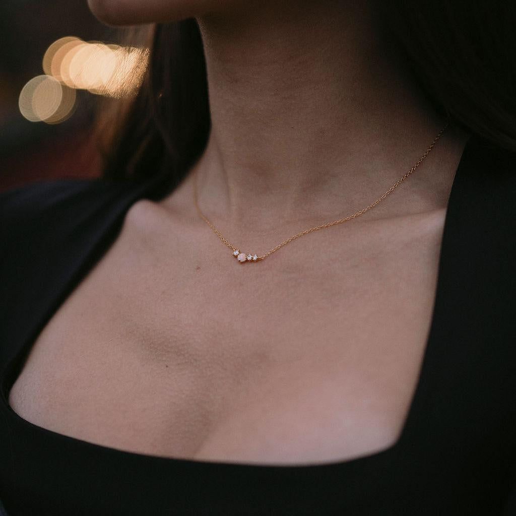 Сребърно колие с опал и диамант, 18K златно покритие, излъчва елегантност и стил.