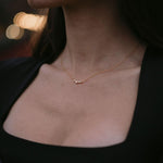 Сребърно колие с опал и диамант, 18K златно покритие, излъчва елегантност и стил.