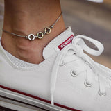 Модерна гривна за глезен от медицинска стомана с цветни елементи, стилна и хипоалергенна.