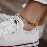 Гривна за глезен от медицинска стомана, модерна и елегантна, в комплект със спортни обувки.