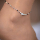 Сребриста гривна за крак перо с малки топчета