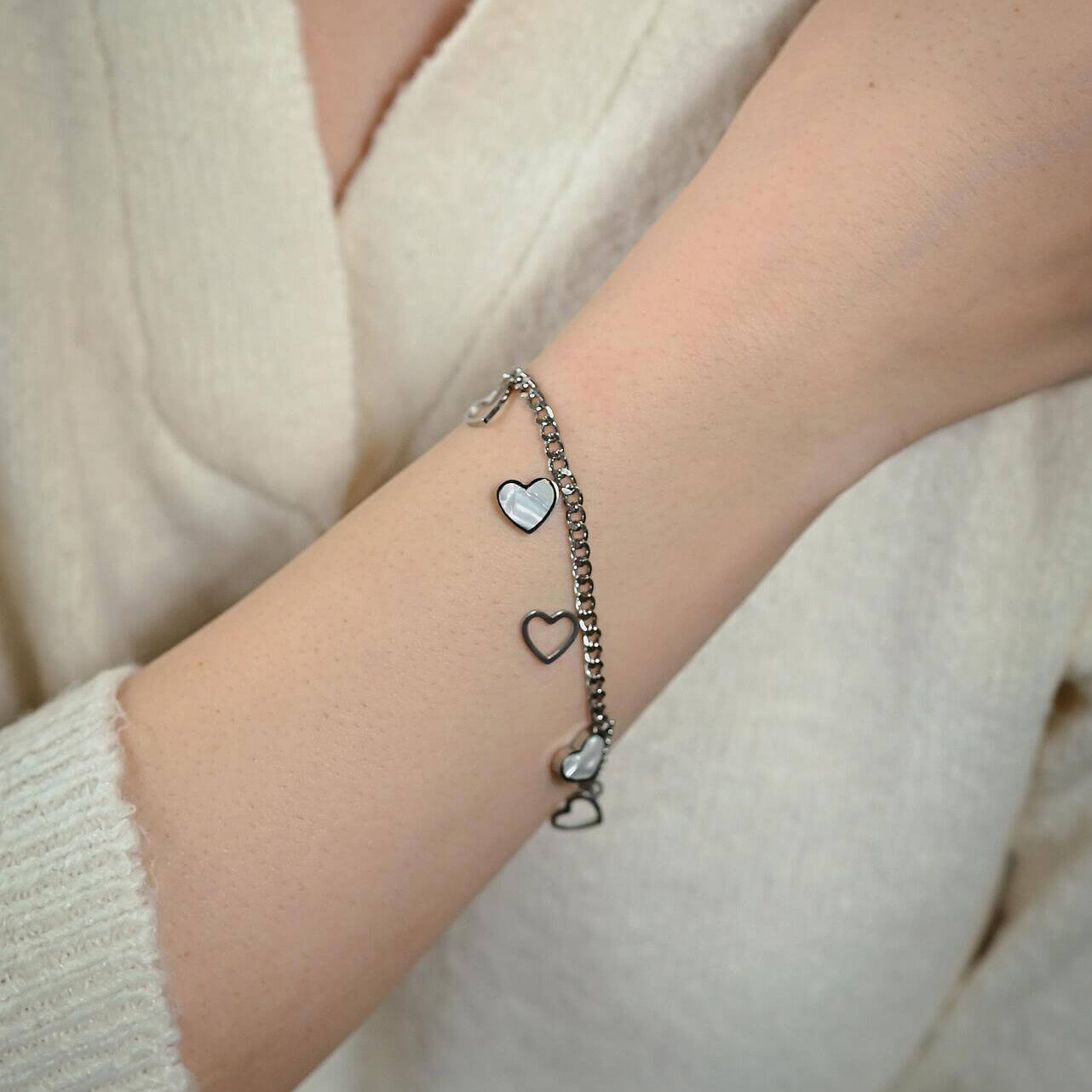 Мека Гривна Bella със седеф - 2 цвята