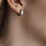 Минималистични обеци със седеф на ухо, изработени от медицинска стомана в елегантен стил.
