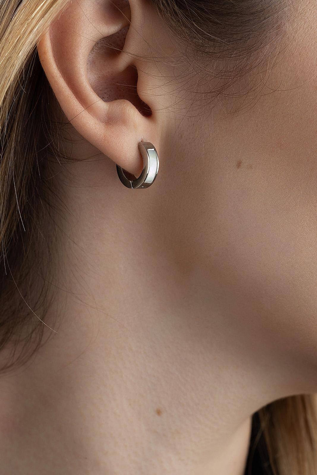 Минималистични обеци със седеф на ухо, изработени от медицинска стомана в елегантен стил.