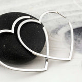 Сребристи обеци сърце